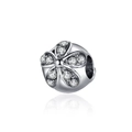 Gros plan sur breloque fleur de cerisier argentée avec cristaux pour bracelet DIY - Breloque Fleur à Cinq Pétales Argent (CTB1046)