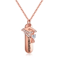 Collier de remise des diplômes en or rose avec chapeau, zircon cœur et breloque gravée sur blanc - Style Toque de Graduation Cœur Or Rose