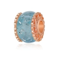 Detaillierte Nahaufnahme des roségoldenen Charms mit hellblauem Harz und Silberfolie - Rose Gold Lace Light Blue Foil (33)