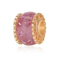 Makroansicht einer rosa Harzperle mit Silberfolie und verzierten goldenen Metallkanten - Gold Hollow Pink Foil Bead (34)