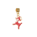 Vue détaillée du charm renne en émail rouge avec une perle géométrique dorée - Pendentif Renne Rouge (18)
