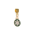 Détail d'un pendentif de Noël en alliage doré avec émail vert et motif de flocon de neige - Pendentif Flocon Fond Vert (19)