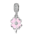 Vue détaillée d'un charm trèfle en argent S925 avec émail rose et pavé de zircons - Style Trèfle Pailleté Rose (6)