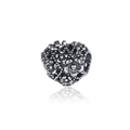Primer plano de una cuenta de corazón con motivos florales vintage para joyería artesanal - Plata antigua