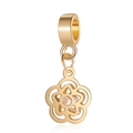Pendentif fleur de cerisier doré évidé avec zircon cubique sur fond blanc épuré - Fleur à Cinq Pétales Strass (15)