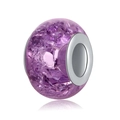 Gros plan sur une perle violette en verre craquelé avec noyau en métal argenté - Style de Fissure de Glace Violette (25)