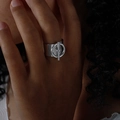 Anillo de banda ancha de plata minimalista con hebilla OT en el dedo de modelo - Plateado (A485)