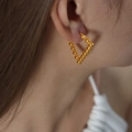 Pendientes minimalistas en forma de V bañados en oro con delicada textura perlada - Cuenta Dorada en V (F1131 Pendientes Dorados)