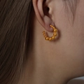 Pendientes de aro en C dorados con diseño de cuentas degradadas para mujer - Pendientes de aro con cuentas doradas (F1126)