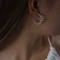 Pendientes de aro en C plateados con cuentas y cristales para un look moderno - Aros grandes con cuentas redondas color acero (F1127-Pendientes color acero)