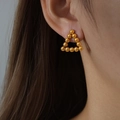 Elegantes pendientes de botón triangulares dorados con un diseño geométrico minimalista - Triángulo de Cuentas Redondas Doradas (F1129 Pendientes Dorados)