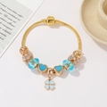 Detail van roségouden slangenarmband met blauwe kralen en klavertje vier hanger - 19