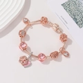 Dettaglio del bracciale a catena serpente oro rosa con charm rosa e ciondolo cuore infinito - 17 / Stile con Pendente a Cuore