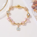 Detail van roségouden slangenarmband met geëmailleerde kralen en klaverhanger - 20 / Klaver + Roze Kristal Stijl