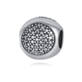 Détail macro de perles creuses argentées avec texture granulaire pour la création de bijoux - Style de Surface Décorative à Grain Fin Dense (18)