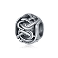 Gros plan détaillé d'une perle charm évidée en argent avec texture polie tissée - Style de Texture de Nœud de Ligne Entrelacée (19)