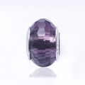 Détail macro d'une perle en cristal violet avec bord gravé en argent sterling S925 - Style Violet Facetté (4)