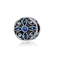 Détail d'une perle de charme en argent avec cristaux bleus et motif floral en émail noir - Fleur Symétrique Strass Bleu (6)
