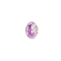 Gros plan détaillé d'une perle en verre émaillé violet et blanc avec anneaux en argent - Style de Texture Entrelacée Violette et Blanche (10)