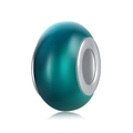 Makro-Detail der hochglänzenden cyanfarbenen Harzperle mit Silberkern für DIY-Schmuck - Cyanblau Spiegel Rund Stil (15)
