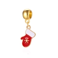Dettaglio di un ciondolo natalizio a forma di guanto rosso e oro per bracciali DIY - Stile Guanto di Natale (27)
