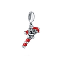 Dettaglio macro del ciondolo a bastoncino di zucchero natalizio in argento S925 e smalto - Stile Statuetta di Bastoncino di Zucchero di Natale (9)