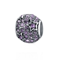 Détail macro du charm sphérique en argent avec cristaux violets et motifs d'étoiles - EU 23
