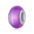 Vue détaillée d'une perle violette DIY avec un anneau intérieur en métal argenté poli - EU 32