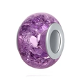 Détail macro d'une perle en verre violet à effet craquelé avec un noyau en métal poli - EU 33