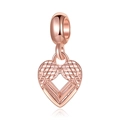 Elegante ciondolo a cuore in oro rosa con ali piumate dettagliate su sfondo bianco puro - Stile Ali di Cuore / Oro rosa