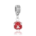 Détail d'un pendentif en cristal rouge à facettes avec boucle argentée pour bijoux DIY - Style Boule de Cristal (1)