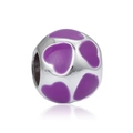 Détail d'une perle breloque argentée avec motifs de cœurs violets pour bracelets - US 15