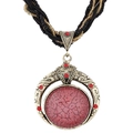 Vintage Boho-Halskette mit rosa marmoriertem runden Anhänger an einer mehrreihigen Perlenkette - Rot