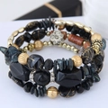 Détails rapprochés d'un bracelet multicouche bohème avec perles de marbre et cristaux - Noir