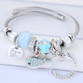 Verstelbare zilveren staaldraad armband met lichtblauwe walvis en vlinder bedeltjes - Blauw