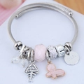 Verstelbare zilveren staaldraad armband met roze vlinderhangers en kralen bedeltjes - Roze