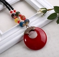 Lange bohemien kralenketting met rode ronde hanger en vintage metalen details - Rood