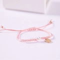 Bracciale intrecciato gatto della fortuna rosa con cordino regolabile e ciondolo - Rosa