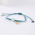 Dettaglio bracciale blu intrecciato con gatto portafortuna in ceramica e ciondolo - Verde