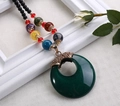 Lange etnische bohemian ketting met veelkleurige kralen en groene hanger-details - Groen