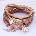 Boho Mehrschichtiges Perlenarmband mit Holzperlen und einem Metallflügel-Anhänger - Kaffeebraun