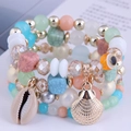 Boho Mehrlagiges Perlenarmband-Set mit Muscheln, bösem Blick und Pastell-Anhängern - Hell Bunt