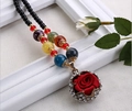 Collana lunga etnica bohémien con perline e un vivace ciondolo a rosa in tessuto rosso - Stile Rosa Rossa
