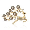 Broche de reno dorado con perlas grises y circonitas sobre un fondo blanco puro - Perla Dorada