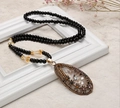 Boho-Pulloverkette mit schwarzen Perlen und floralem Wassertropfen-Anhänger im Vintage-Stil - Weißer Wassertropfen-Stil