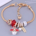 Goldenes Bettelarmband mit roten Herzkristallen, Perlen und Bienen-Anhänger auf Schlangenkette - Rot