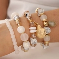 Mehrlagiges Boho-Armbandset mit cremefarbenen Perlen und goldenem Muschelanhänger - Weiß