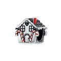 Abalorio de casita de jengibre en plata con chimenea de esmalte rojo y bastón de caramelo - Casa de Dulces (25)