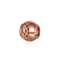 Vista macro de abalorio de corazón hueco en oro rosa con grabado LOVE para joyería DIY - Rosa oro