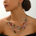 Boheemse meerlaagse kleurrijke kralenketting en oorbellenset gedragen door model - Kleurrijk